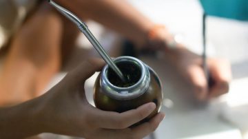 Beautiful Indian hippie girl with long blond hair on the roof drinking mate tea.
Foto de Comida creado por Kireyonok_Yuliya - www.freepik.es