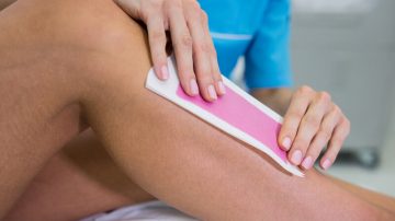 Woman getting her leg hair removed at beauty salon.
Foto de Mujer creado por wavebreakmedia_micro - www.freepik.es