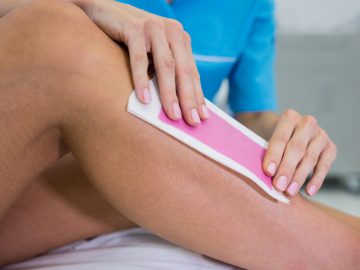 Woman getting her leg hair removed at beauty salon.
Foto de Mujer creado por wavebreakmedia_micro - www.freepik.es