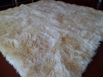 como-limpiar-una-alfombra-de-piel-de-oveja