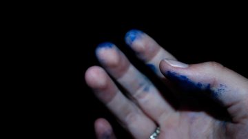 como limpiar manos manchadas de tinta