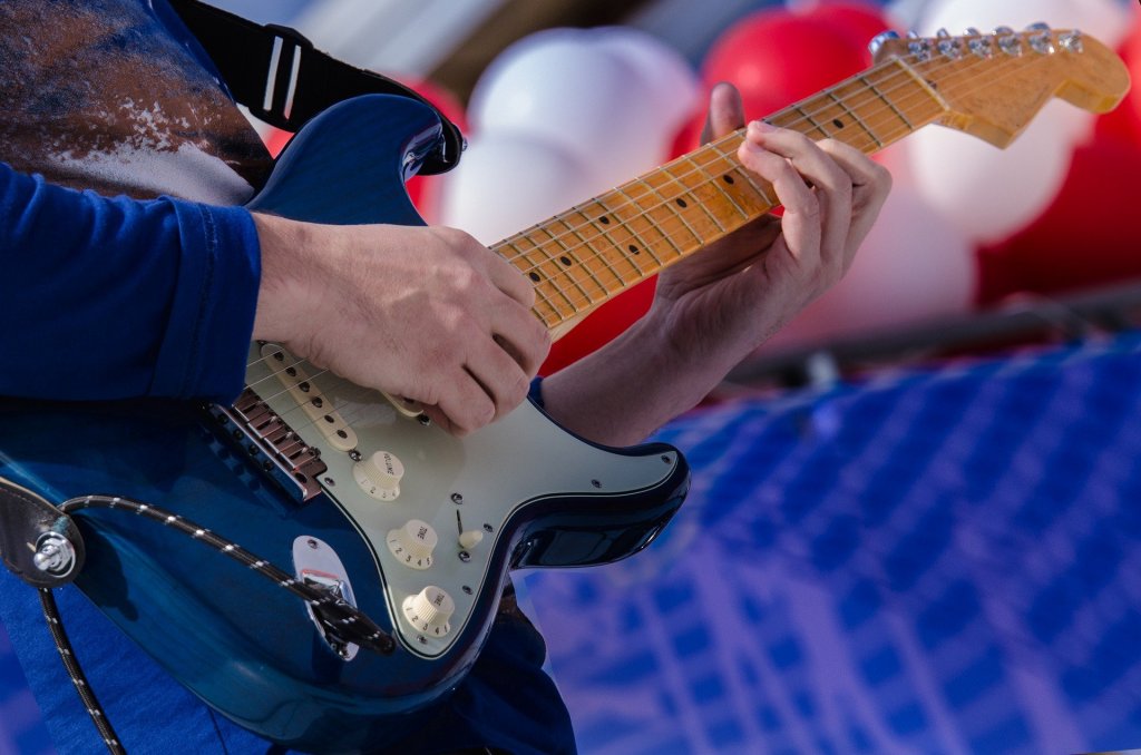 Hombre tocando la guitarra electrica